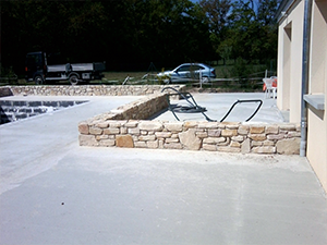Mur en pierre bâti